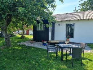 una mesa y sillas frente a una casa en Agermosegaard en Assens