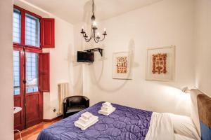 ローマにあるNavona Stylish Apartmentのベッドルーム1室(ブルーベッド1台、タオル付)