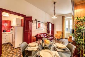 ローマにあるNavona Stylish Apartmentのリビングルーム(ダイニングテーブル付)、キッチン