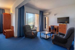 TV a/nebo společenská místnost v ubytování Hotel Hibiscus