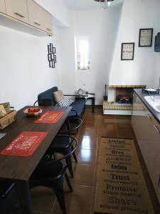 eine Küche und ein Esszimmer mit einem Tisch und Stühlen in der Unterkunft RestΗouse in Xylokastro