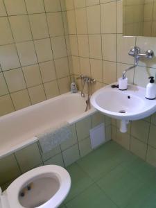 un bagno con lavandino, WC e vasca di Lucerna a Hřensko