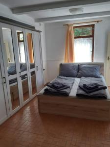 una camera da letto con un letto e una finestra di Lucerna a Hřensko