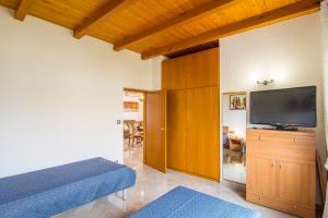 Televízia a/alebo spoločenská miestnosť v ubytovaní Seaview Residence