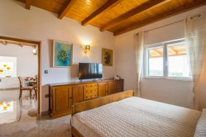 Televízia a/alebo spoločenská miestnosť v ubytovaní Seaview Residence