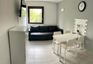 salon ze stołem i kanapą w obiekcie Alfastudio w mieście Breuil-Cervinia
