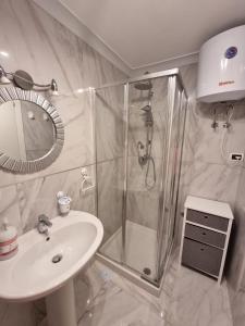 uma casa de banho com um chuveiro e um lavatório. em Casa Gio’ em Nápoles