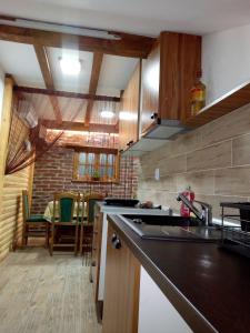 Kuchyň nebo kuchyňský kout v ubytování Apartman Konak