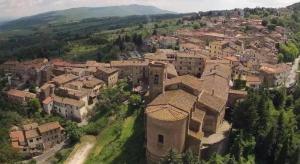 z góry widok na małą wioskę z budynkami w obiekcie Piccola casa toscana con giardino con vista mozzafiato w mieście Podere Cordicella