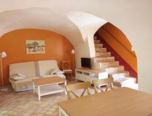 een woonkamer met een bed en een trap bij maison au coeur de Fontaine de Vaucluse, nichée sur le rocher et surplombant la sorgue in Fontaine-de-Vaucluse