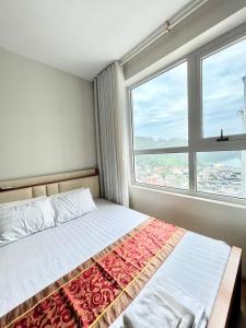 Giường trong phòng chung tại Hạ Long Sapphire Charming City&Bay-View-2Bedroom Homestay Bk