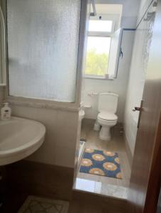 マリーナ・ディ・カメロータにあるCialoma Full Greenのトイレ、洗面台、窓のあるバスルーム