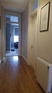 een lege kamer met een hal met een radiator bij Shaw Suite in Dublin