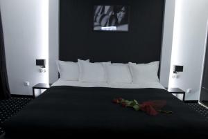 Tempat tidur dalam kamar di Hotel Fashion - Free Parking