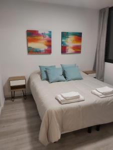 1 dormitorio con 1 cama con toallas en Departamento 1 Dormitorio Torre Quarz 902 en Neuquén