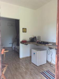 - une cuisine avec un comptoir et une table dans une pièce dans l'établissement Flat Moitas - Sua casa na praia!, à Praia de Moitas