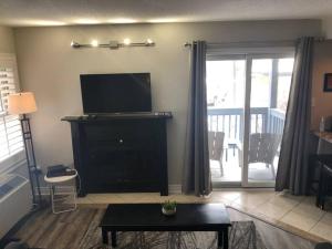 Μια τηλεόραση ή/και κέντρο ψυχαγωγίας στο Freshly Upgraded Cozy Studio @ North Creek Resort