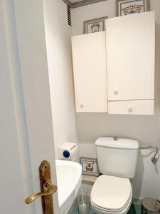 A bathroom at Apartamento Roquetas de Mar Urbanización, 2 dormitorios, Gran Terraza con vista al mar, wi-fi, parking y piscina