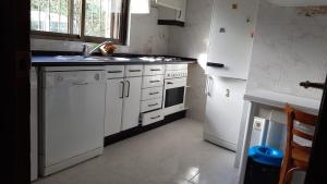 Kuchyň nebo kuchyňský kout v ubytování Agradable casa con chimenea, en zona tranquila de Sanabria