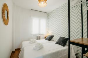 Łóżko lub łóżka w pokoju w obiekcie tuGuest Halcón Apartment