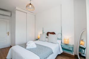 Łóżko lub łóżka w pokoju w obiekcie tuGuest Halcón Apartment
