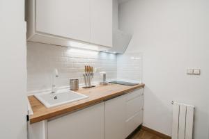 kuchnia ze zlewem i białymi szafkami w obiekcie tuGuest Halcón Apartment w Grenadzie +36 zdjęć