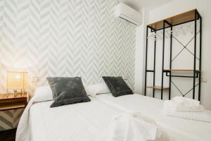 Łóżko lub łóżka w pokoju w obiekcie tuGuest Halcón Apartment