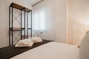 Łóżko lub łóżka w pokoju w obiekcie tuGuest Halcón Apartment