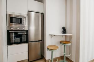Kuchnia lub aneks kuchenny w obiekcie tuGuest Halcón Apartment