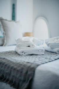 Łóżko lub łóżka w pokoju w obiekcie tuGuest Halcón Apartment