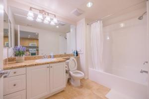 uma casa de banho com um WC, um lavatório e um chuveiro em Irvine 2Bedroom 2 Bathroom Apartment with Kitchen Pool gym em Irvine
