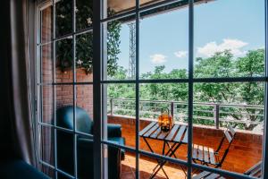 widok z okna na balkon ze stołem w obiekcie tuGuest Halcón Apartment w Grenadzie