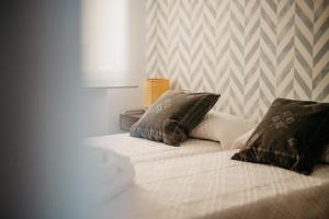 Łóżko lub łóżka w pokoju w obiekcie tuGuest Halcón Apartment