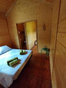 Posteľ alebo postele v izbe v ubytovaní CAMPING LA ZARAPICA - Palacios del Sil + 26 fotografií