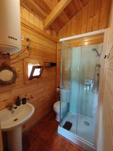 Kúpeľňa v ubytovaní CAMPING LA ZARAPICA - Palacios del Sil