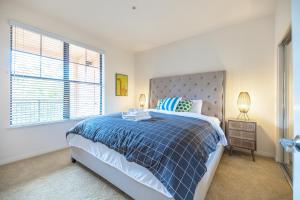 a bedroom with a blue and white bed and a window at Irvine 2Bedroom 2 Bathroom Apartment with Kitchen Pool gym in Irvine