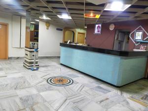 奥兰加巴德Hotel Kartiki的大堂设有前台,铺有瓷砖地板。