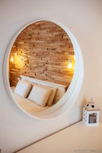 a bedroom with a circular mirror on the wall at Alpine Luxury Apartment Arinis in Gura Humorului