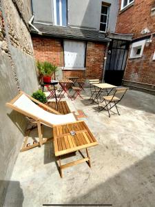 un patio con amaca, tavoli e sedie di Faubourg des voyageurs n°5 a Saran