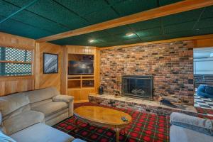 sala de estar con sofá y chimenea en THE WOLF: Asheville, Mountains, Golf, Hiking & MORE, en Swiss