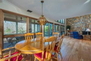 - une salle à manger avec une table et des chaises en bois dans l'établissement THE WOLF: Asheville, Mountains, Golf, Hiking & MORE, à Swiss