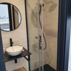 een badkamer met een wastafel en een glazen douche bij CH Bueno in Madrid