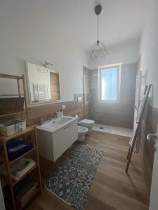 Un baño con bañera, inodoro y lavabo. en LA CASA DI GIOVANNI, en Polignano a Mare