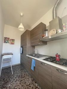 Una cocina con gabinetes de madera y un horno de estufa. en LA CASA DI GIOVANNI, en Polignano a Mare