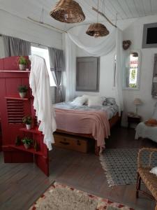 Un pat sau paturi într-o cameră la Côté Jardin, Spa privatif