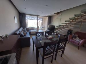 Posezení v ubytování MCJ Luxury 2 Bedrooms Apartment