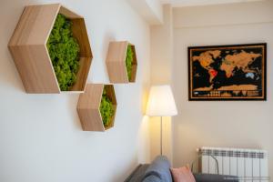 een woonkamer met groene planten aan de muur bij Alpine Luxury Apartment Arinis in Gura Humorului