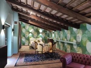 - un salon avec une table et un canapé dans l'établissement Villa La Nussa, à Capolona