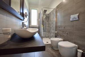 bagno con lavabo e servizi igienici di Casa Vacanze Irmino Garden a Ragusa