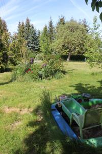 un bote de remos en el césped en un campo en Landperle Darze, en Altenhof